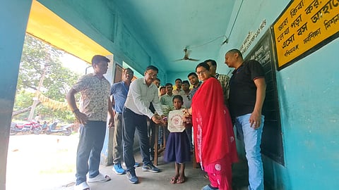 विद्यार्थियों में बांटी गयी पढ़ाई की सामग्री