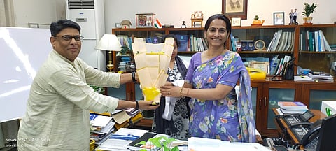 हॉकर्स जॉइंट एक्शन कमेटी के प्रतिनिधि कोलकाता नगर निगम की प्रशासक स्मिता पांडेय को सम्मानित करते हुए