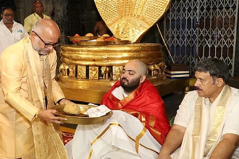 दर्शन के दौरान अनंत अंबानी ने धार्मिक परंपराओं का पूरी श्रद्धा के साथ पालन किया।