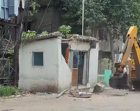 लिलुआ में हटाया गया अवैध निर्माण