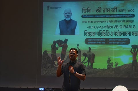 पंचायत एवं ग्रामीण विकास विभाग के सचिव पी उलगानाथन वक्तव्य रखते हुए