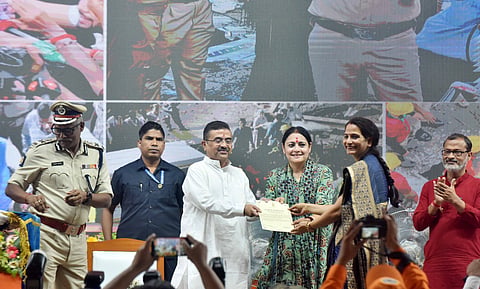 शनिवार को मुख्यमंत्री शुभेंदु अधिकारी अलीपुर के बॉडीगार्ड लाइंस में कोलकाता नगर निगम की आयुक्त स्मिता पांडेय को प्रशंसा पत्र सौंपते हुए