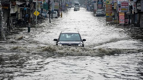 कानपुर के वीआईपी रोड पर जल जमाव से तैरती गाड़ियां