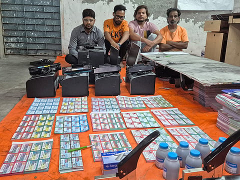 टेंगरा में फर्जी लॉटरी टिकट छापने के आरोप में गिरफ्तार अभियुक्त