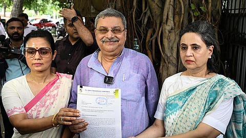 ममता गुट की ओर से कल्याण बनर्जी, महुआ मोइत्रा और सागरिका घोष ने चुनाव आयोग में दस्तावेज सौंपे