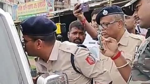 पुलिस जांच करती हुई