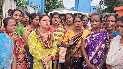 बीडीओ कार्यालय का घेराव करतीं महिलाएं