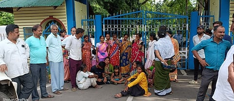 मुआवजे की मांग पर मृतक के परिजनों ने किया प्रदर्शन