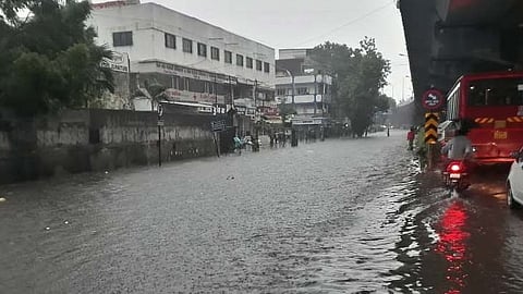 सूरत में भारी बारिश के कारण लोग बेहाल