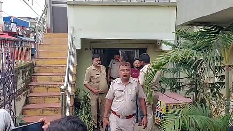 छापामारी करती पुलिस