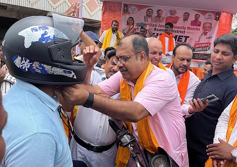 विधायक ने हेलमेट पहनाकर दी सुरक्षा की सीख