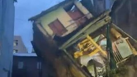 पुणे के मोशी कचरा डिपो समीप गिरी इमारत