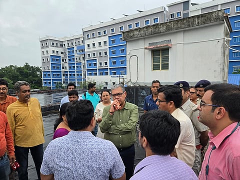 बारासात मेडिकल कॉलेज एवं अस्पताल का निरीक्षण करते हुए स्वास्थ्य मंत्री डॉ. शारद्वत मखर्जी