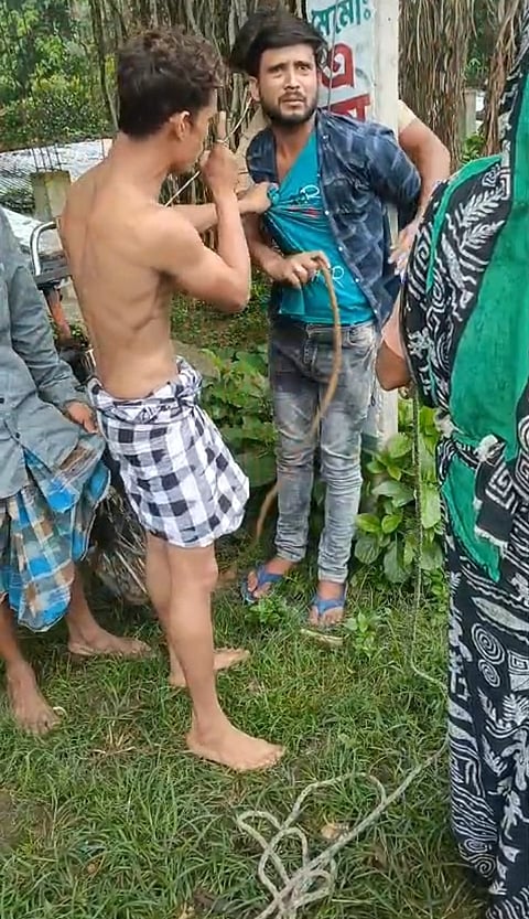 पेड़ से बंधा टोटो चोरी का अभियुक्त
