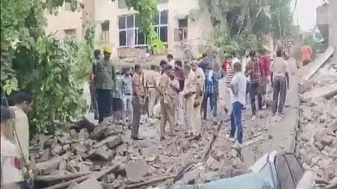 दिल्ली के रोहिणी सेक्टर 16 में गिरी इमारत