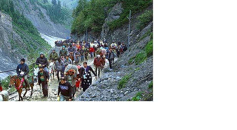 अमरनाथ तीर्थयात्रियों को लेकर जा रहा वाहन पलटा, छह घायल