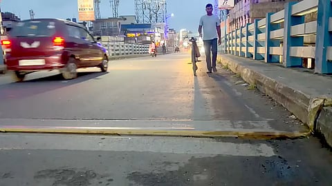 बारासात रेलवे ओवरब्रिज में कंपन और दरार की शिकायत, विधायक ने किया निरीक्षण
