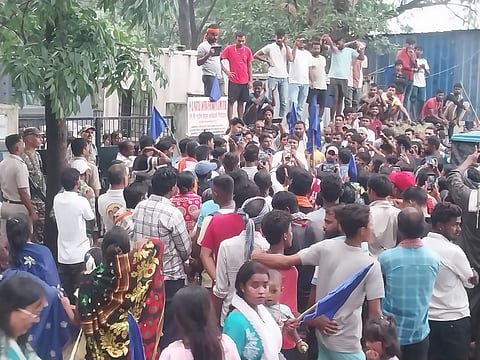 विस्थापन व बिजली काटने के विरोध में लोगों ने किया प्रदर्शन