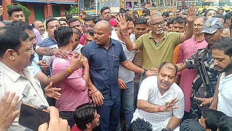 तृणमूल समर्थक अधिकारी सरकार को कर रहें बदनाम : विधायक