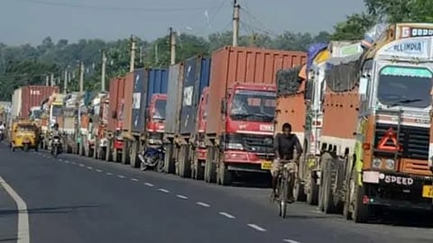 थम गए 10 हजार ट्रकों के पहिए