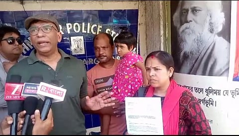 सेवाश्रय कैंप पर लापरवाही बरतने के आरोप को लेकर बच्ची के परिजन थाने में शिकायत करने के बाद मीडिया को संबोधित करते हुए