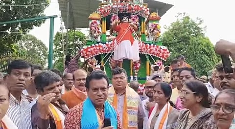 हावड़ा के बेलगछिया में रथयात्रा में शामिल हुए विधायक रुद्रनील घोष