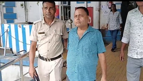 पुलिस मुख्य इंजीनियर को गिरफ्तार कर ले जाती हुईं
