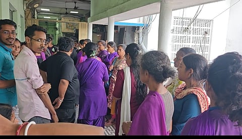 दो माह से वेतन नहीं मिलने पर पानीहाटी पालिका की आशा कर्मियों ने की शिकायत