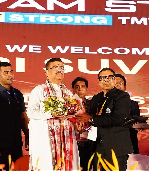 मुख्यमंत्री शुभेन्दु अधिकारी को गुलदस्ता देकर स्वागत करते श्याम स्टील के डायरेक्टर ललिल बेरिवाला