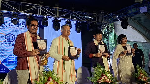 उच्च शिक्षा मंत्री जगन्नाथ चटर्जी व अन्य अधिकारी