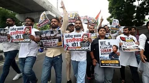 NEET पेपर लीक के खिलाफ कोलकाता में छात्रों का प्रदर्शन