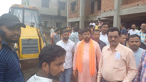 कार्रवाई स्थल पर पहुंचे विधायक लखन घोरुई