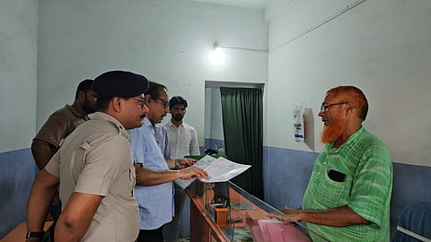 पैथ लैब में जांच करने पहुंचे प्रशासनिक अधिकारी