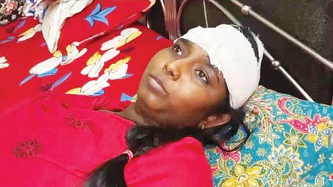 चलती हावड़ा-बैंडेल लोकल की महिला बोगी से यात्री को दिया धक्का