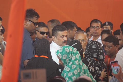 पीड़ित परिवारों से मिलते मुख्यमंत्री शुभेंदु अधिकारी