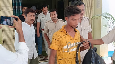 एक बांग्लादेशी घुसपैठिये के ले जाती पुलिस