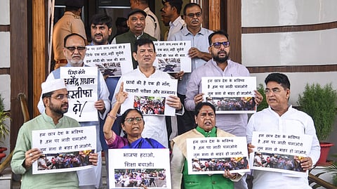 आंदोलन पर चर्चा कराने की मांग