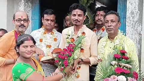 सनज गराई को सम्मानित करते समर्थक
