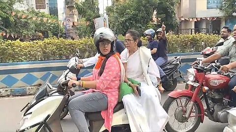 स्कूटी पर ममता बनर्जी