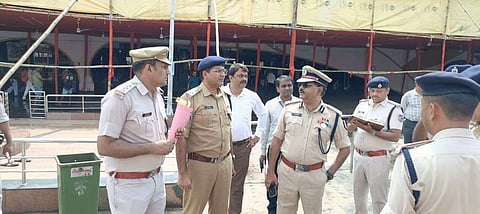 जसीडीह रेलवे स्टेशन परिसर का निरीक्षण करते आईजी एएन सिन्हा
