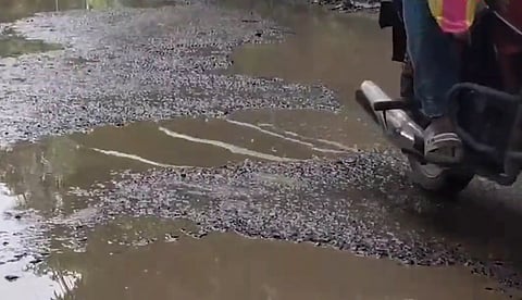 गोबरडांगा की बदहाल सड़कें बनीं लोगों की परेशानी