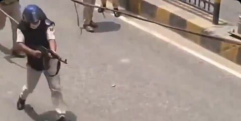 AK - 47 से छात्रों पर हमला करने वाला पुलिस जवान सस्पेंड