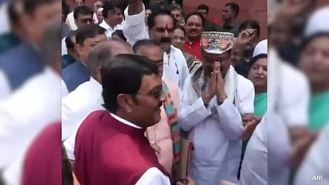धर्मेंद्र प्रधान के संसद पहुंचते ही भाजपा सांसदों ने किया जोरदार स्वागत