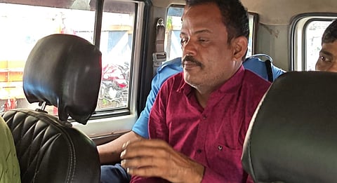 गिरफ्तार अभियुक्त को अदालत ले जाती पुलिस