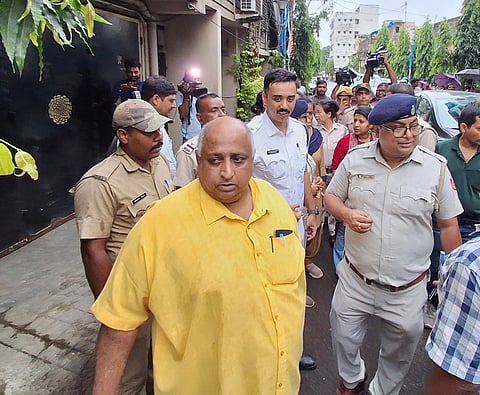 सुमित राय के घर पहुंची पुलिस