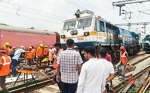 तारकेश्वर लोकल ट्रेन का पैंटोग्राफ टूटने से रेल सेवा बाधित