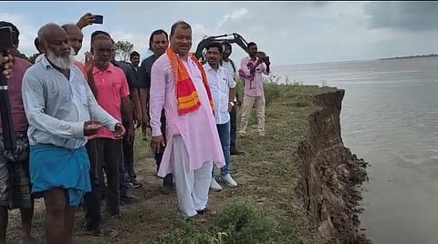 पद्मा के कटाव के दौरे पर विधायक अखरुज्जमां
