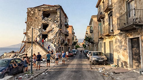 4.7 magnitude earthquake near Naples, Italy; 21 injured