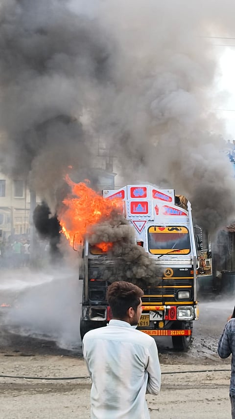 ट्रक में लगी आग
