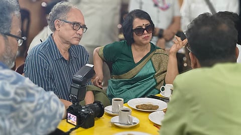कॉफी हाउस में तसलीमा नसरीन